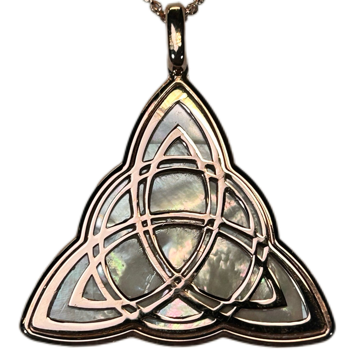 TRIQUETRA, CIONDOLO CON SFONDO IN MADREPERLA NATURALE.