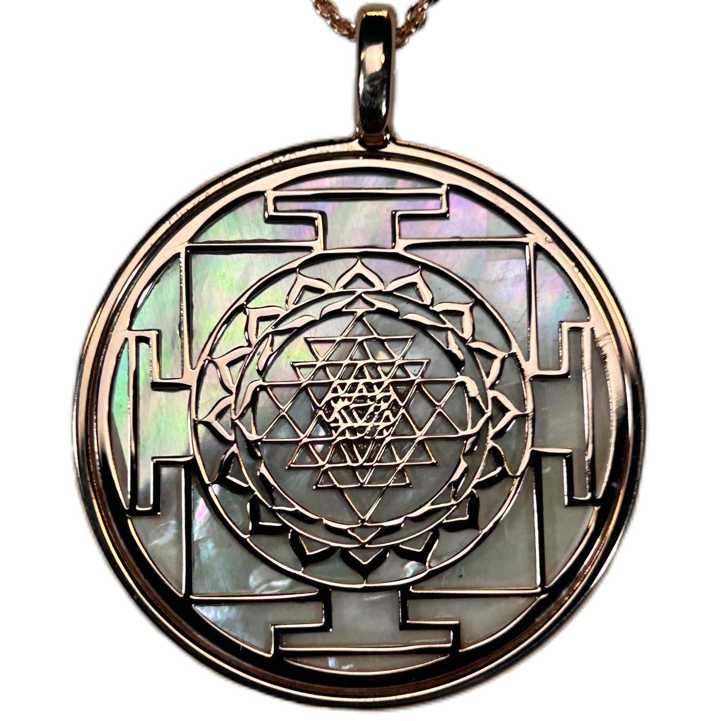 SRI YANTRA, CIONDOLO CON SFONDO IN MADREPERLA NATURALE.