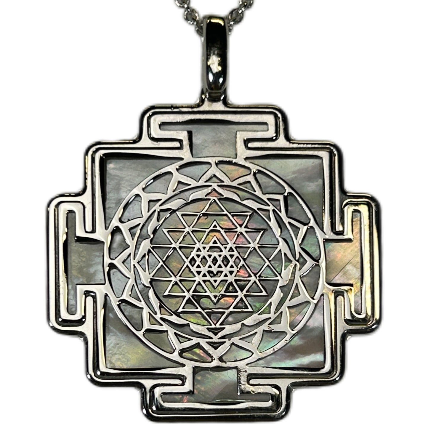 SRI YANTRA, CIONDOLO A FORMA QUADRATA CON SFONDO IN MADREPERLA NATURALE.