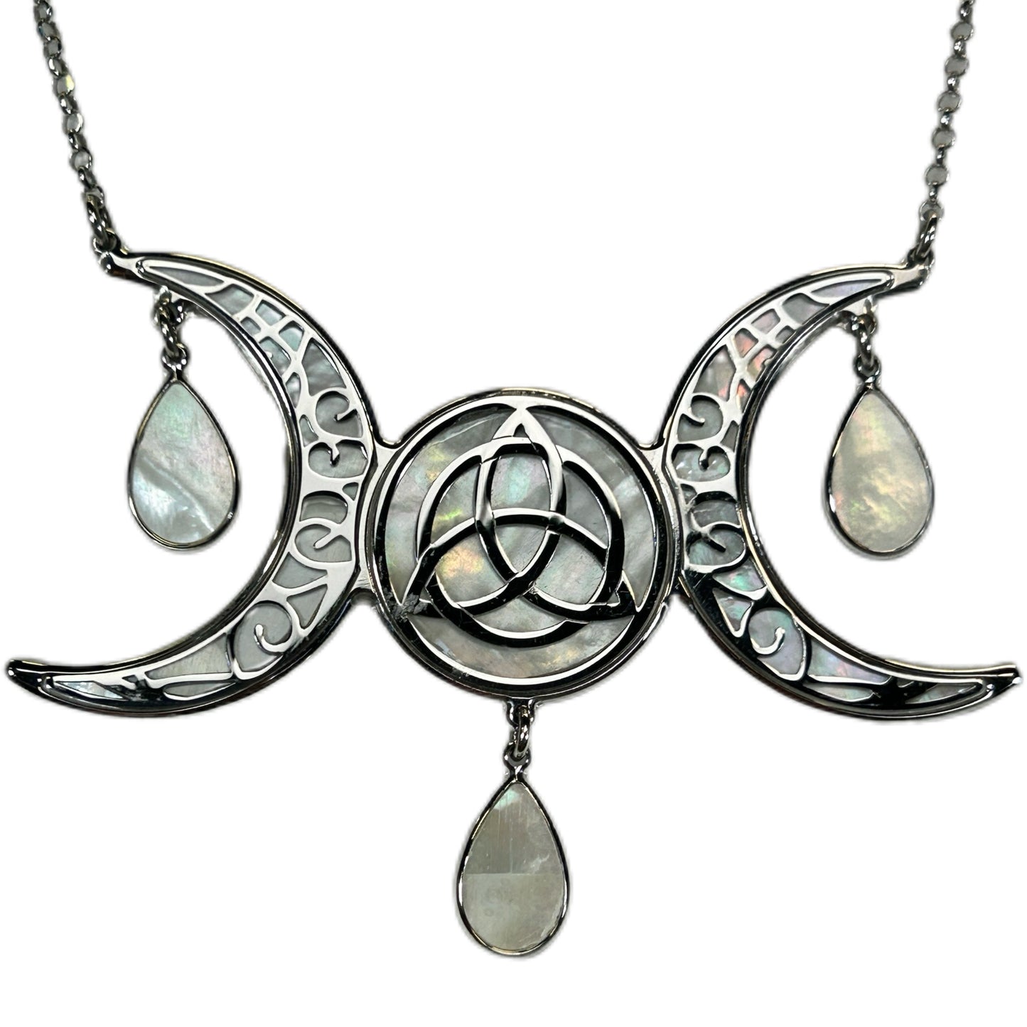 TRE LUNE WICCA, CIONDOLO CON SFONDO IN MADREPERLA E TRIQUETRA AL CENTRO.