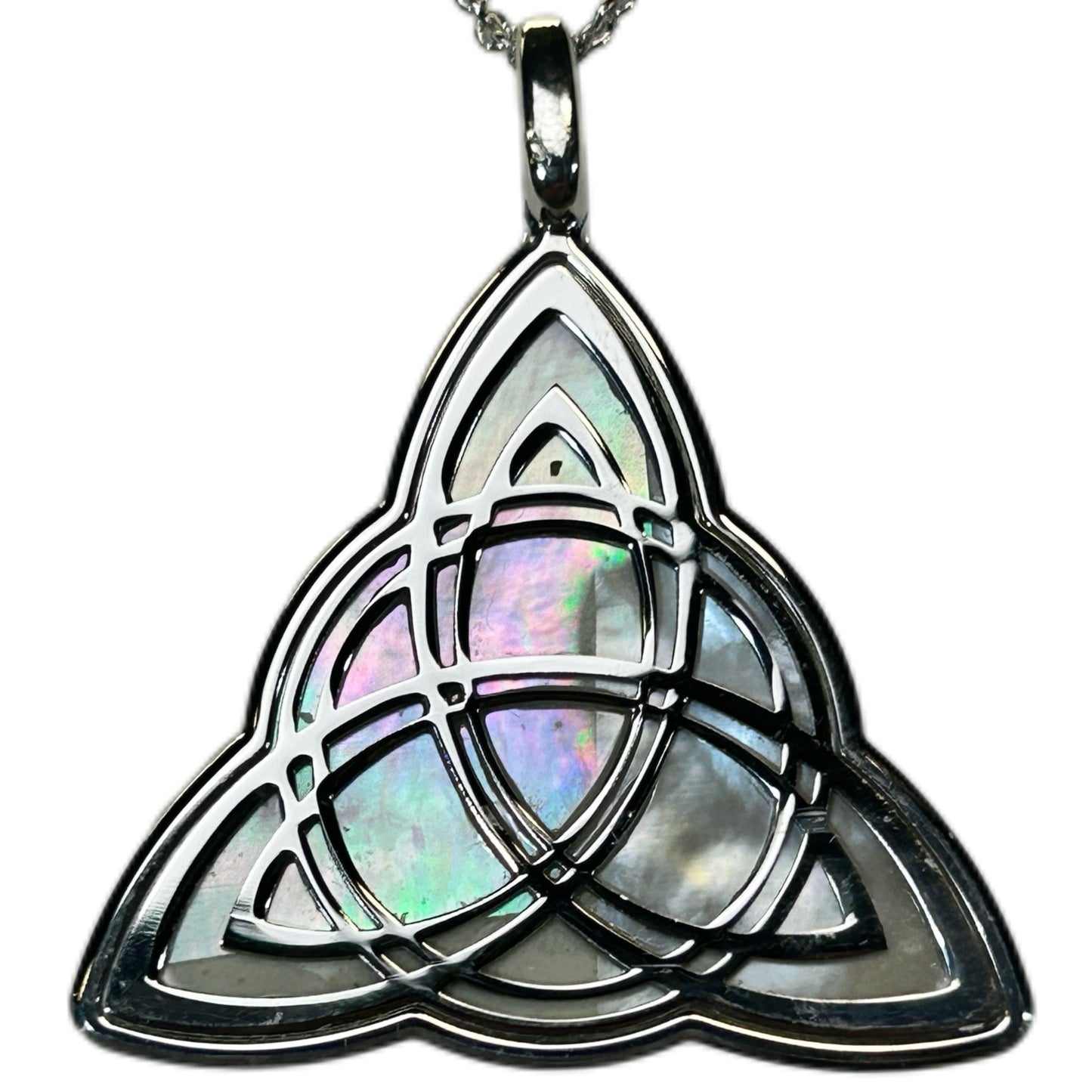 TRIQUETRA, CIONDOLO CON SFONDO IN MADREPERLA NATURALE.