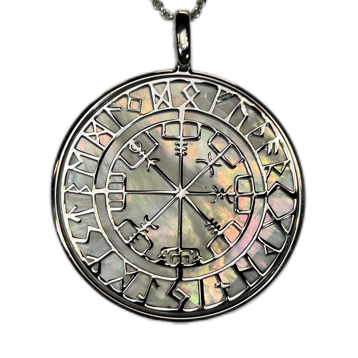 COMPASSO RUNICO O VEGVISIR, CIONDOLO CON SFONDO IN MADREPERLA NATURALE. GIOIELLO CELTICO, STILE GOTICO CON RUNE.