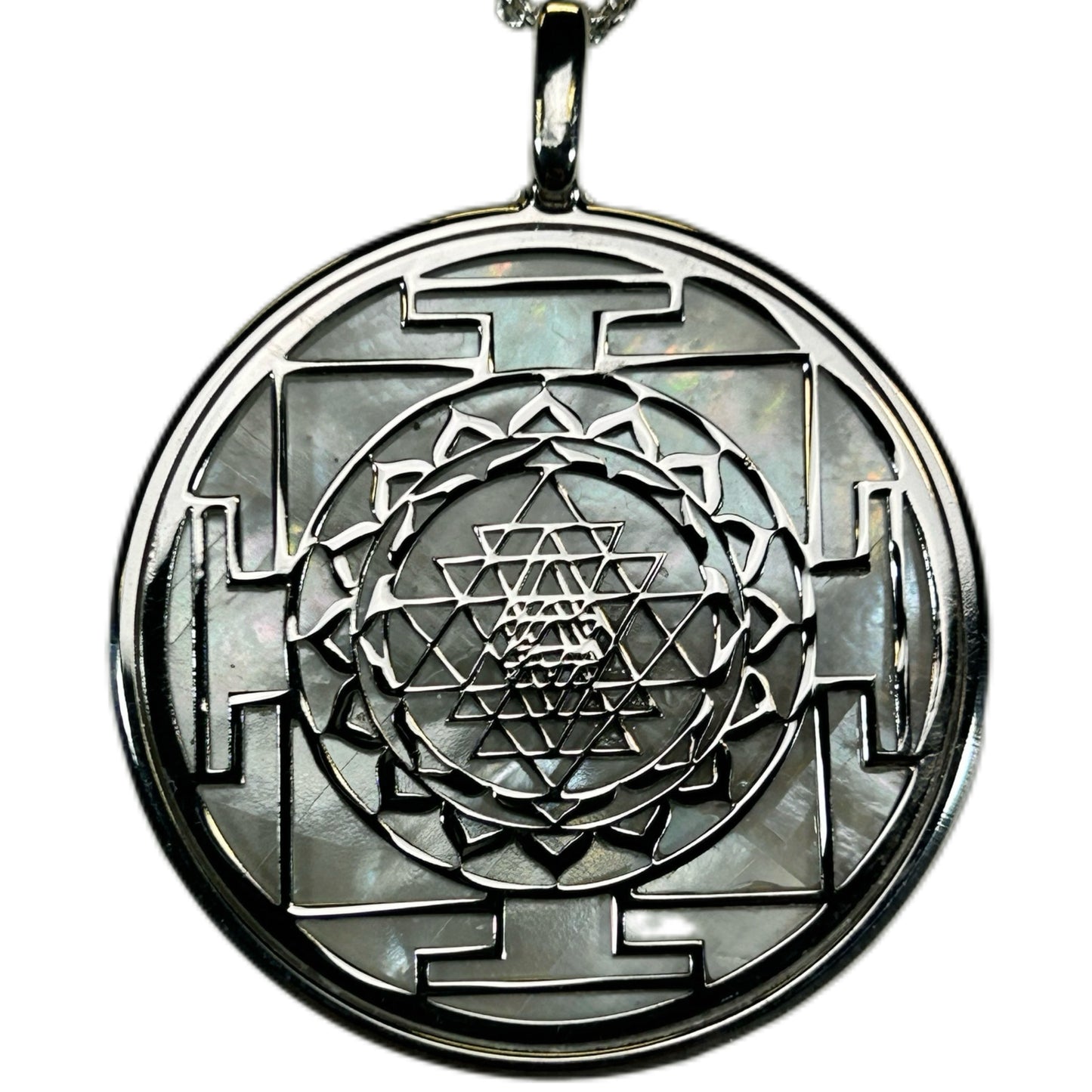 SRI YANTRA, CIONDOLO CON SFONDO IN MADREPERLA NATURALE.