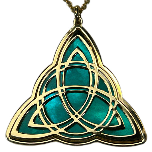 TRIQUETRA, CIONDOLO CON SFONDO IN MADREPERLA NATURALE.