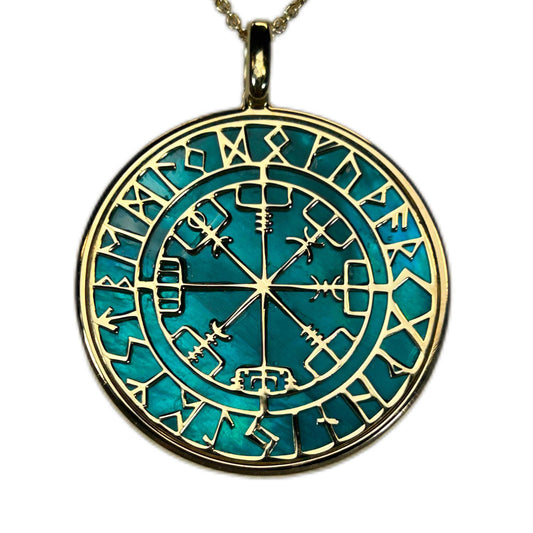 COMPASSO RUNICO O VEGVISIR, CIONDOLO CON SFONDO IN MADREPERLA NATURALE. GIOIELLO CELTICO, STILE GOTICO CON RUNE.