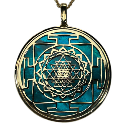 SRI YANTRA, CIONDOLO CON SFONDO IN MADREPERLA NATURALE.