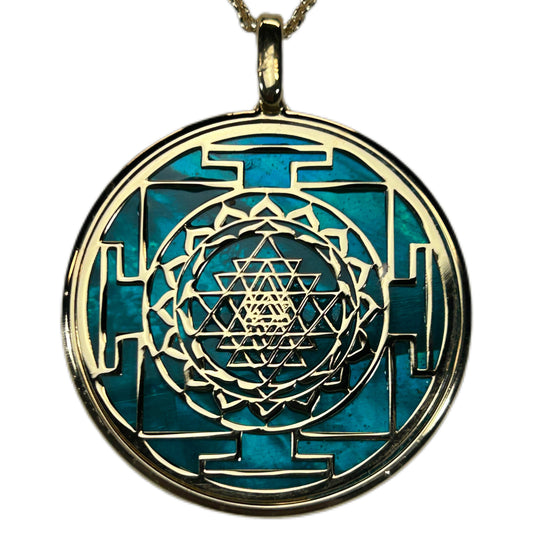 SRI YANTRA, CIONDOLO CON SFONDO IN MADREPERLA NATURALE.