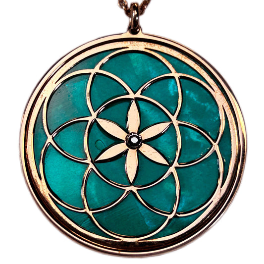 SEME DELLA VITA, CIONDOLO CON SFONDO IN MADREPERLA NATURALE.