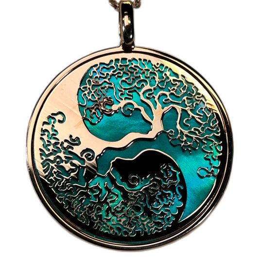 TAO YIN/YANG, CIONDOLO CON SFONDO IN MADREPERLA NATURALE.