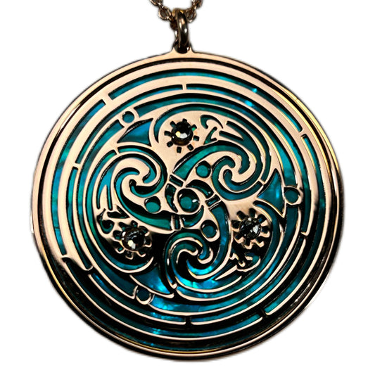 TRISKELE CON SFONDO IN MADREPERLA. GIOIELLO SPIRITUALE CELTICO GOTICO TRE SPIRALI, TALISMANO SPIRITUALE.