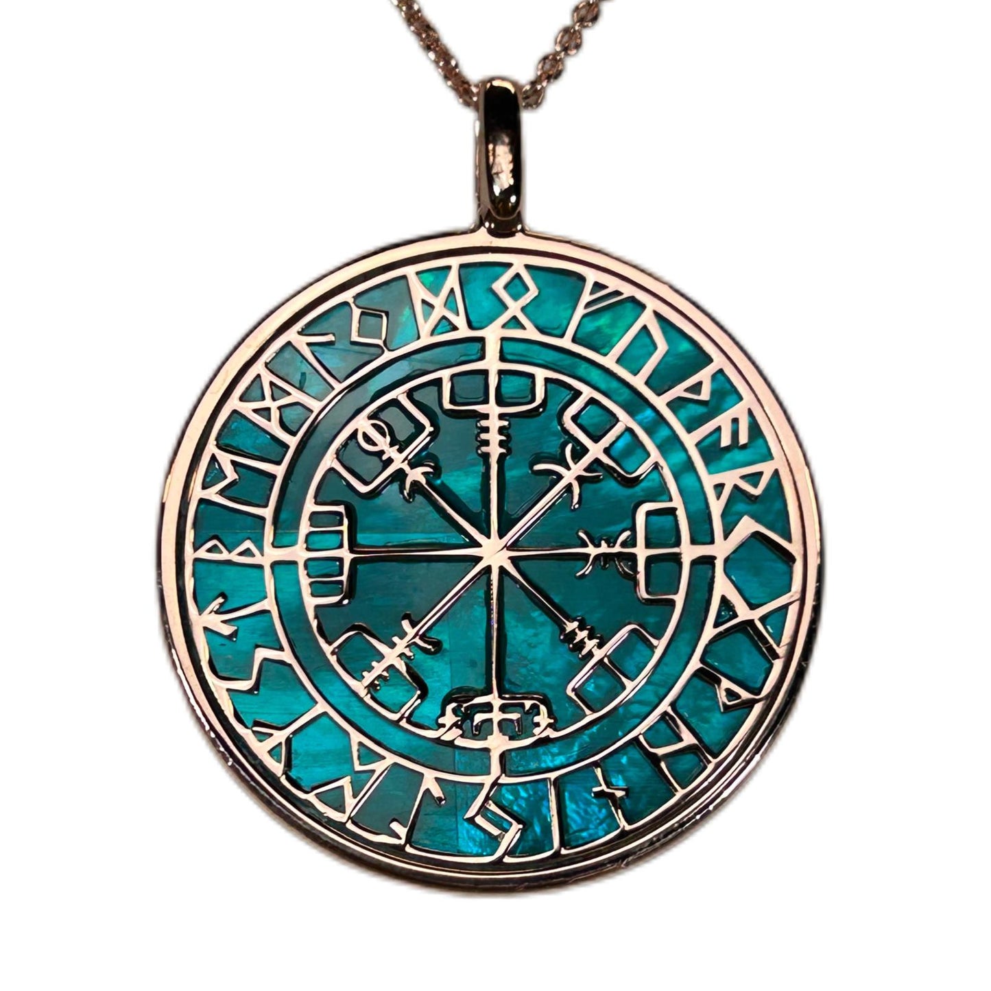 COMPASSO RUNICO O VEGVISIR, CIONDOLO CON SFONDO IN MADREPERLA NATURALE. GIOIELLO CELTICO, STILE GOTICO CON RUNE.