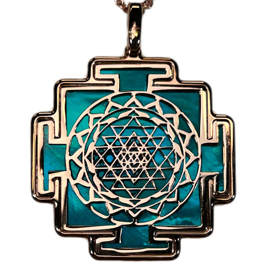 SRI YANTRA, CIONDOLO A FORMA QUADRATA CON SFONDO IN MADREPERLA NATURALE.