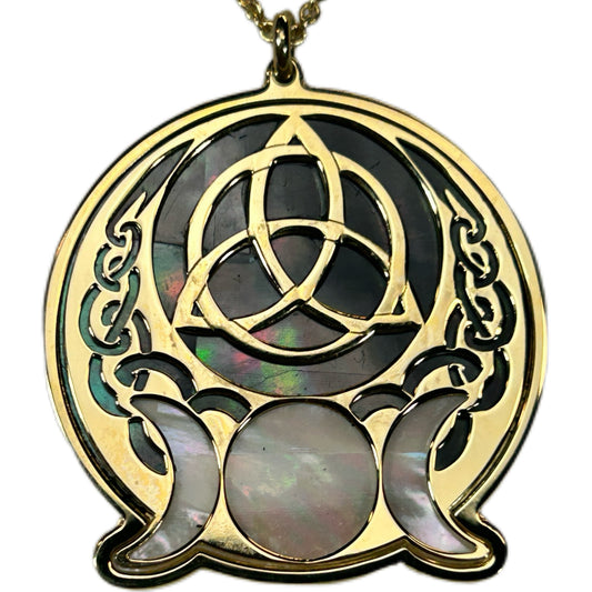 WICCA TRIQUETRA, CIONDOLO CON SFONDO IN MADREPERLA E TRIQUETRA AL CENTRO.