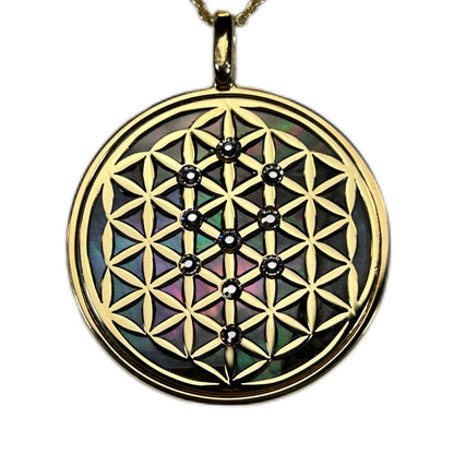 FIORE DELLA VITA, CIONDOLO CON SFONDO IN MADREPERLA NATURALE. GIOIELLO SPIRITUALE GEOMETRIE SACRE.