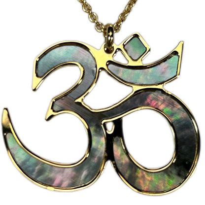 OM, CIONDOLO IN MADREPERLA NATURALE. SIMBOLO YOGA E MEDITAZIONE, GIOIELLO SPIRITUALE GEOMETRIE SACRE.