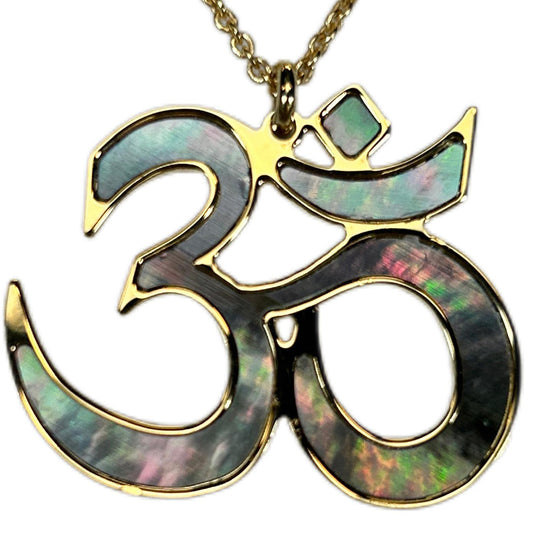 OM, CIONDOLO IN MADREPERLA NATURALE. SIMBOLO YOGA E MEDITAZIONE, GIOIELLO SPIRITUALE GEOMETRIE SACRE.