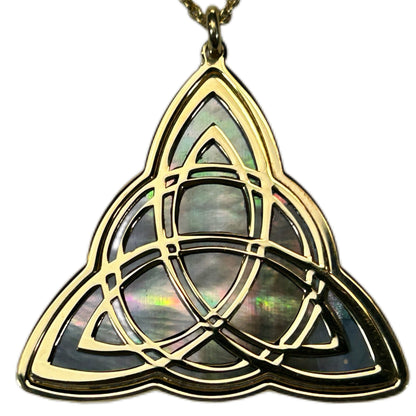 TRIQUETRA, CIONDOLO CON SFONDO IN MADREPERLA NATURALE.