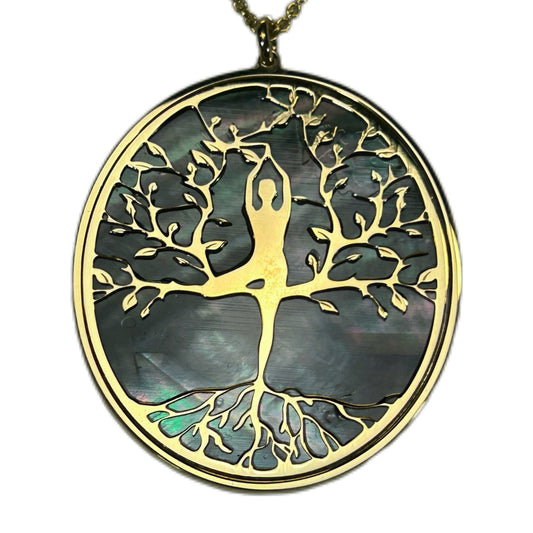 ALBERO DELLA VITA CON ASANA YOGA AL CENTRO, CIONDOLO CON SFONDO IN MADREPERLA NATURALE E CRISTALLI. GIOIELLO SPIRITUALE COMPOSTO DA PENDENTE E COLLANA, REGALO YOGA.