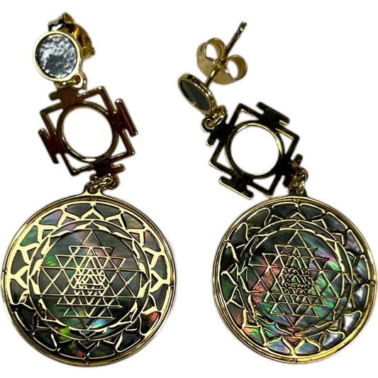 SRI YANTRA, ORECCHINI CON SFONDO IN MADREPERLA NATURALE.