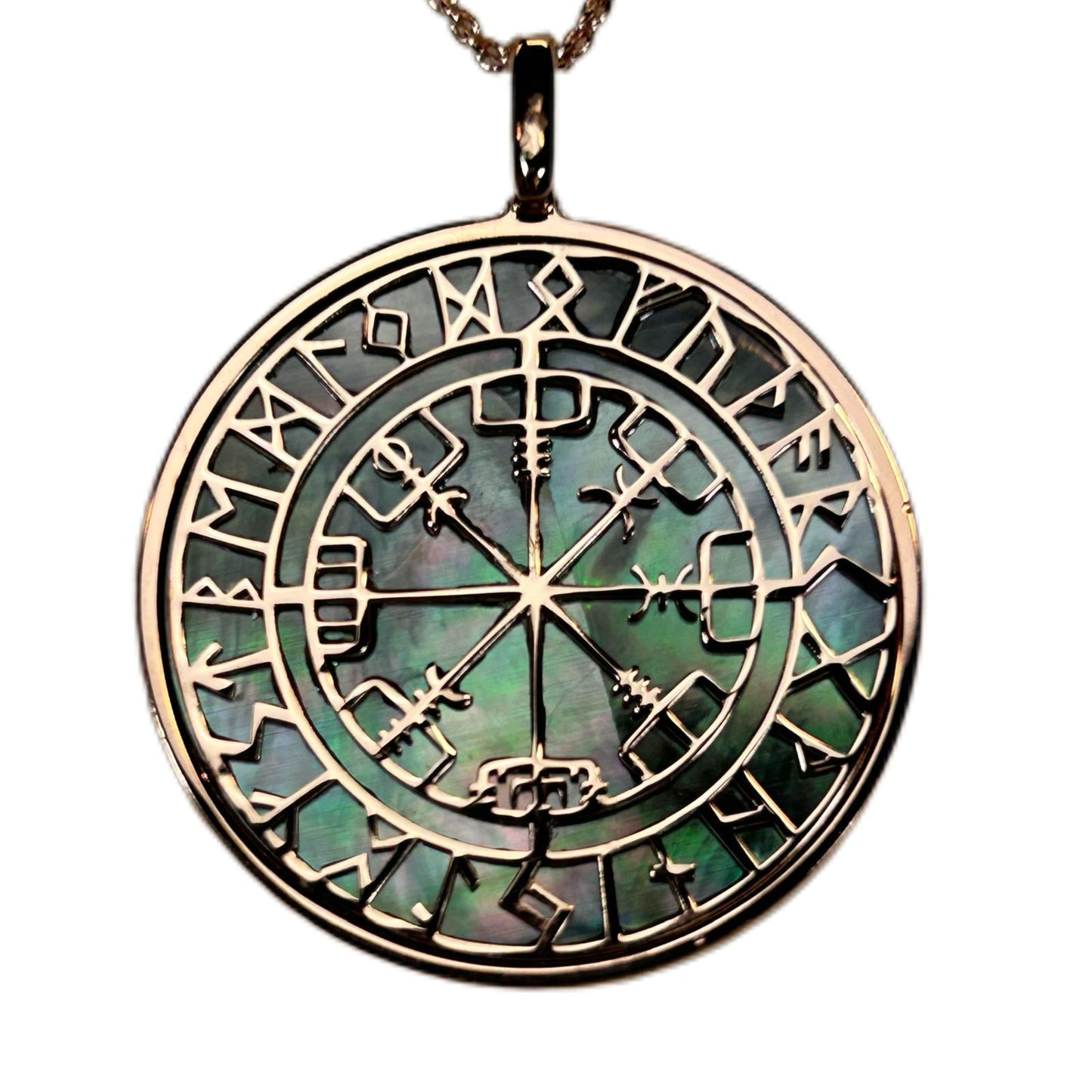 COMPASSO RUNICO O VEGVISIR, CIONDOLO CON SFONDO IN MADREPERLA NATURALE. GIOIELLO CELTICO, STILE GOTICO CON RUNE.
