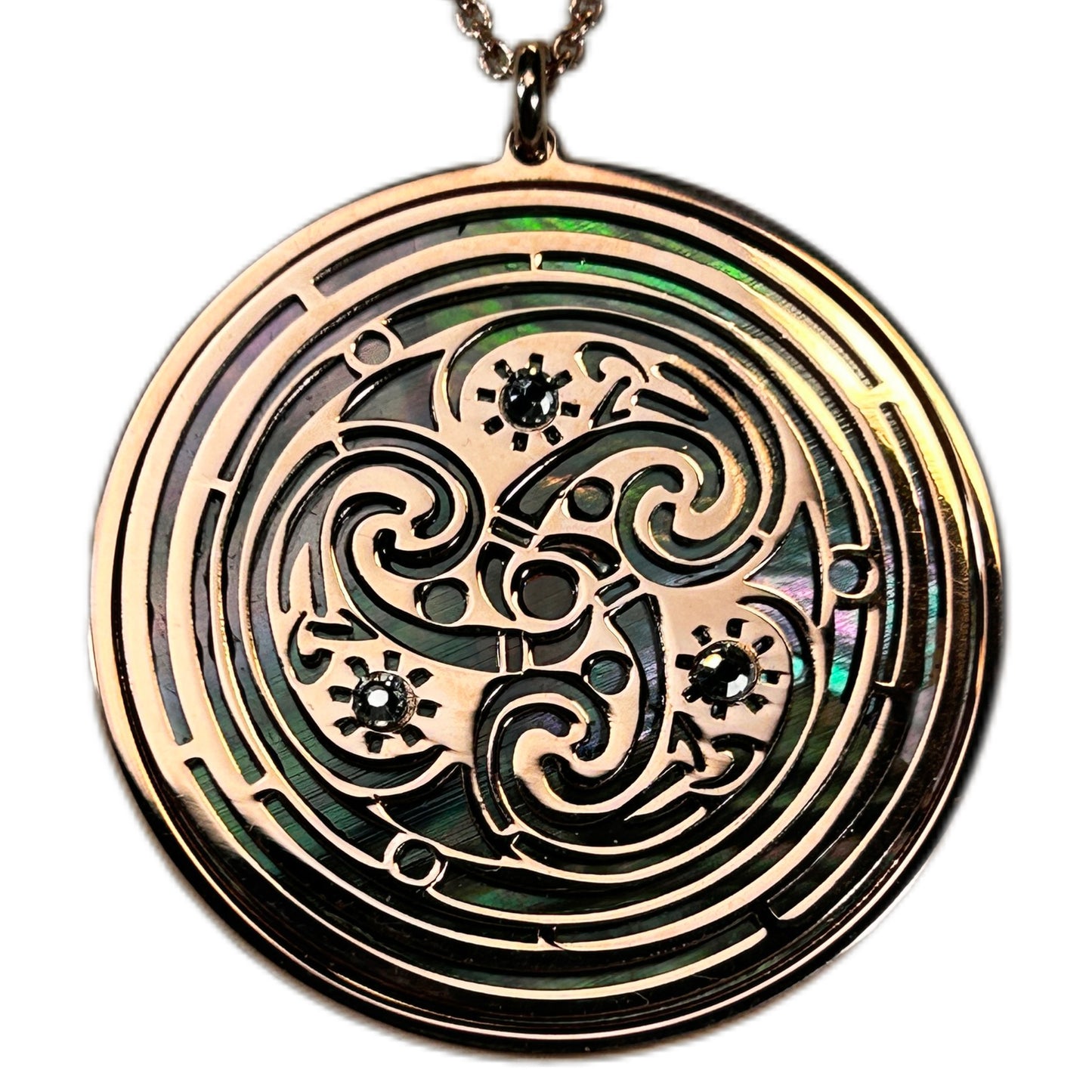 TRISKELE CON SFONDO IN MADREPERLA. GIOIELLO SPIRITUALE CELTICO GOTICO TRE SPIRALI, TALISMANO SPIRITUALE.