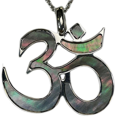 OM, CIONDOLO IN MADREPERLA NATURALE. SIMBOLO YOGA E MEDITAZIONE, GIOIELLO SPIRITUALE GEOMETRIE SACRE.