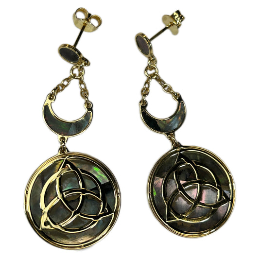 WICCA, ORECCHINI CON SFONDO IN MADREPERLA NATURALE E TRIQUETRA AL CENTRO.