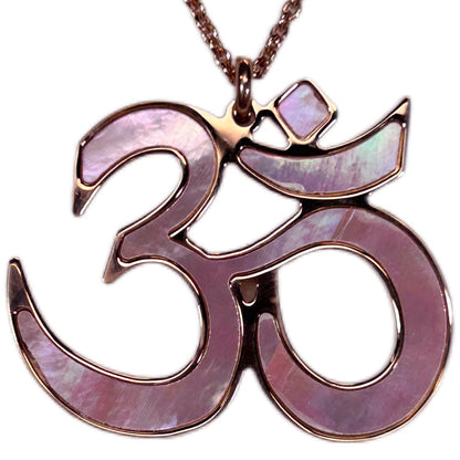 OM, CIONDOLO IN MADREPERLA NATURALE. SIMBOLO YOGA E MEDITAZIONE, GIOIELLO SPIRITUALE GEOMETRIE SACRE.