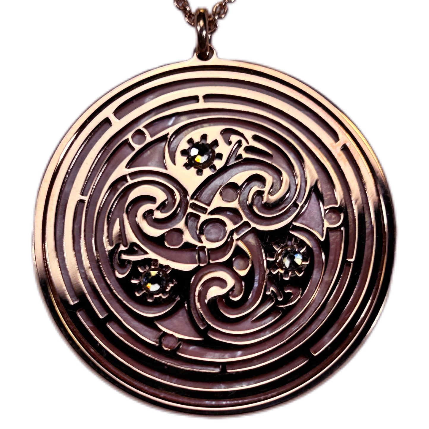 TRISKELE CON SFONDO IN MADREPERLA. GIOIELLO SPIRITUALE CELTICO GOTICO TRE SPIRALI, TALISMANO SPIRITUALE.