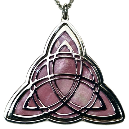 TRIQUETRA, CIONDOLO CON SFONDO IN MADREPERLA NATURALE.