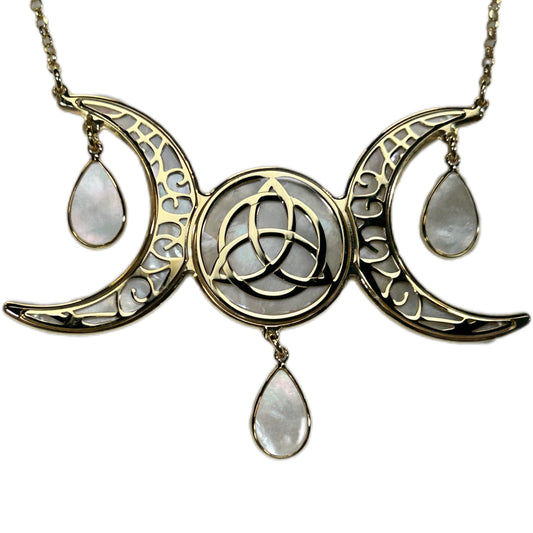 TRE LUNE WICCA, CIONDOLO CON SFONDO IN MADREPERLA E TRIQUETRA AL CENTRO.