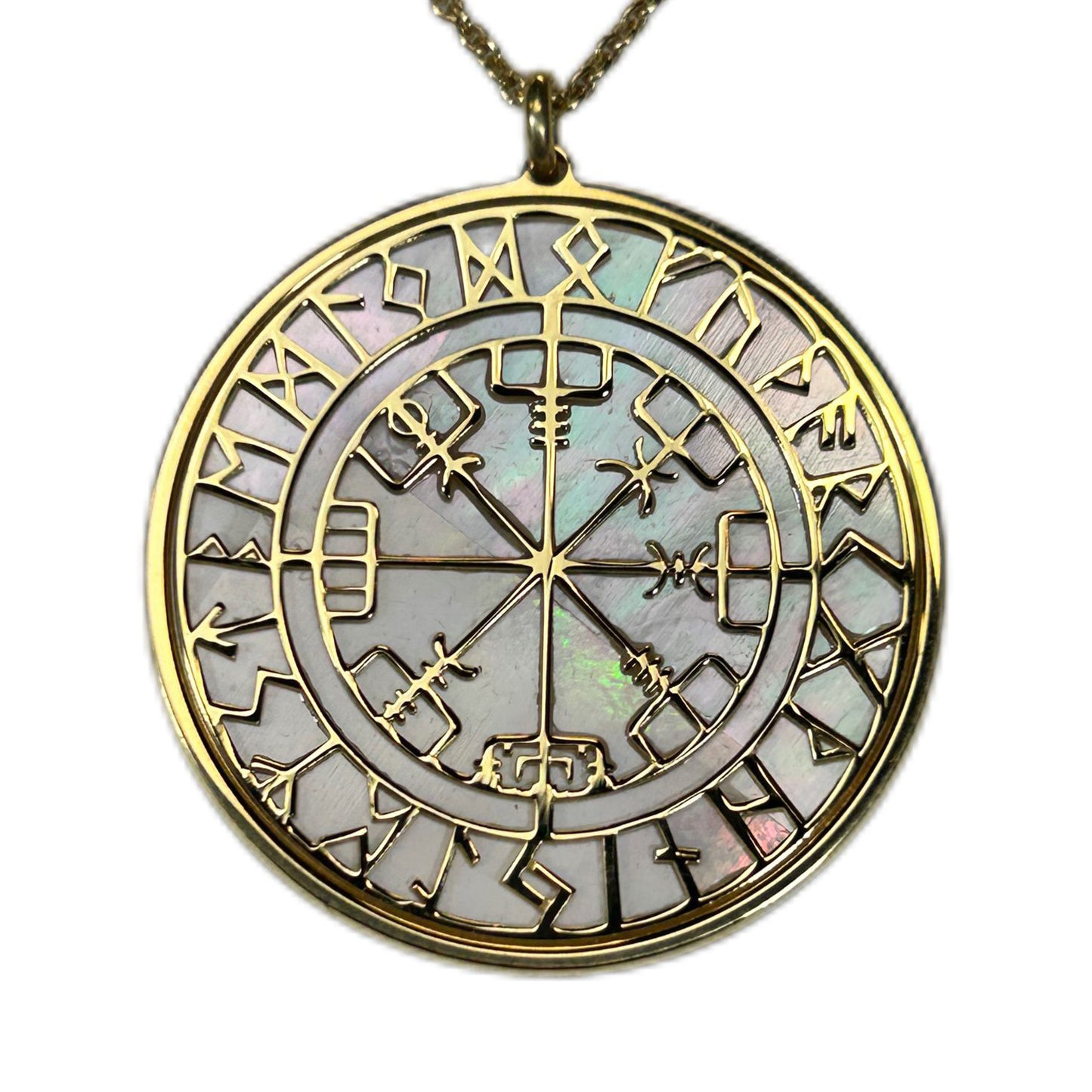 COMPASSO RUNICO O VEGVISIR, CIONDOLO CON SFONDO IN MADREPERLA NATURALE. GIOIELLO CELTICO, STILE GOTICO CON RUNE.
