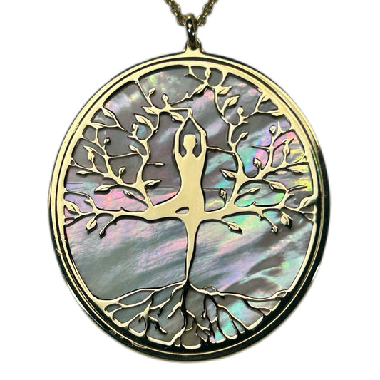 ALBERO DELLA VITA CON ASANA YOGA AL CENTRO, CIONDOLO CON SFONDO IN MADREPERLA NATURALE E CRISTALLI. GIOIELLO SPIRITUALE COMPOSTO DA PENDENTE E COLLANA, REGALO YOGA.