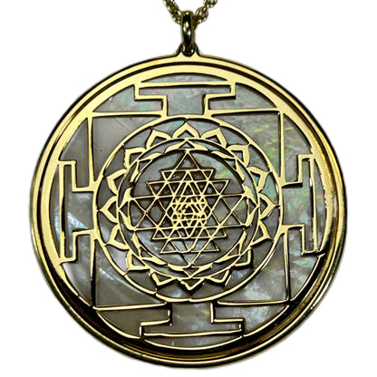 SRI YANTRA, CIONDOLO CON SFONDO IN MADREPERLA NATURALE.