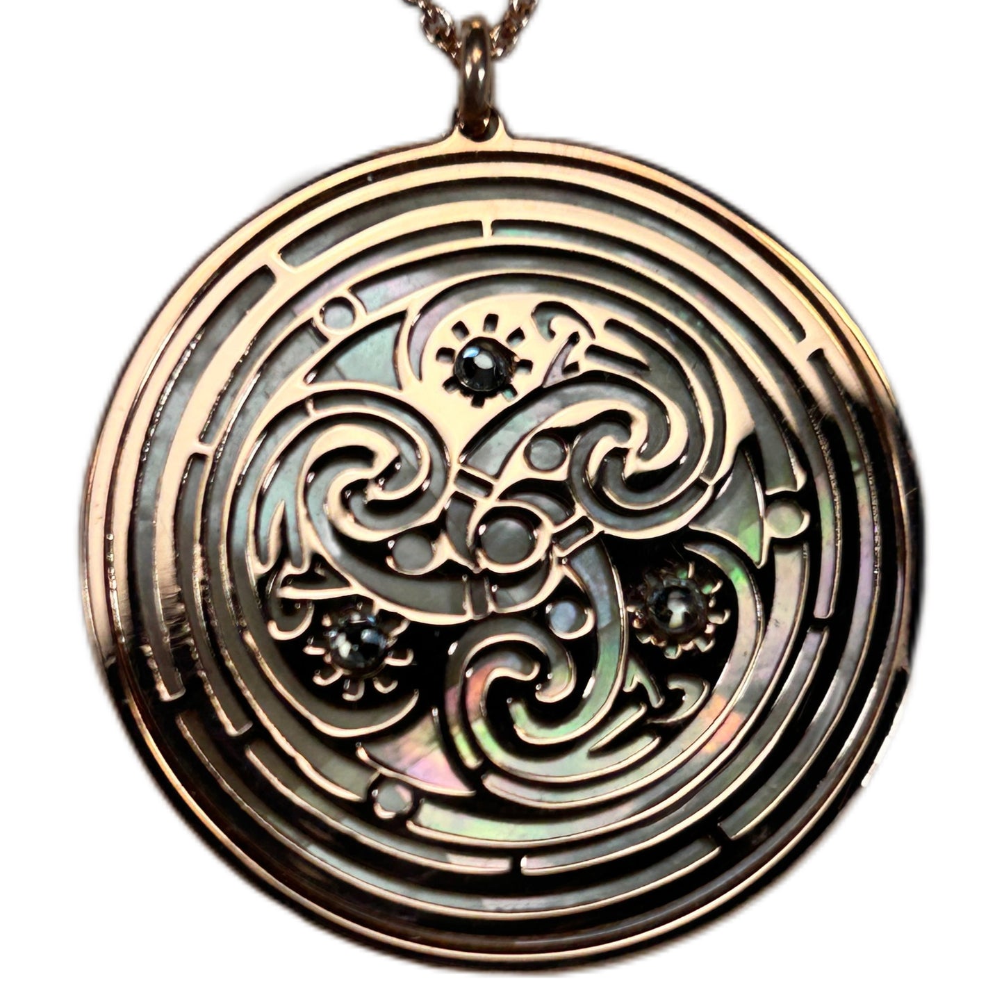 TRISKELE CON SFONDO IN MADREPERLA. GIOIELLO SPIRITUALE CELTICO GOTICO TRE SPIRALI, TALISMANO SPIRITUALE.