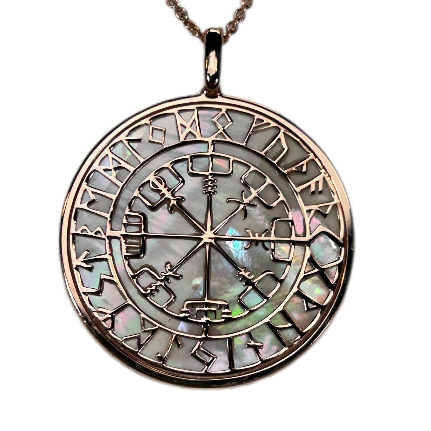 COMPASSO RUNICO O VEGVISIR, CIONDOLO CON SFONDO IN MADREPERLA NATURALE. GIOIELLO CELTICO, STILE GOTICO CON RUNE.