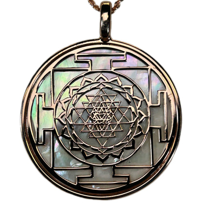 SRI YANTRA, CIONDOLO CON SFONDO IN MADREPERLA NATURALE.