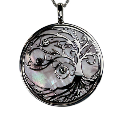 ALBERO DELLA VITA, CIONDOLO CON SFONDO IN MADREPERLA NATURALE E CRISTALLI. GIOIELLO SPIRITUALE COMPOSTO DA PENDENTE E COLLANA.