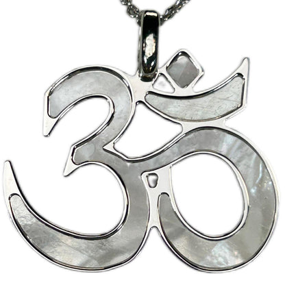 OM, CIONDOLO IN MADREPERLA NATURALE. SIMBOLO YOGA E MEDITAZIONE, GIOIELLO SPIRITUALE GEOMETRIE SACRE.