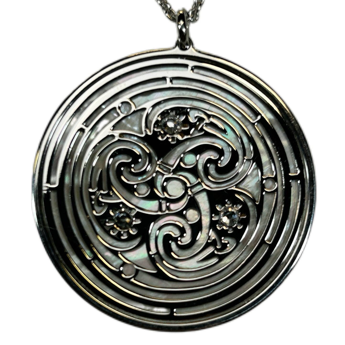 TRISKELE CON SFONDO IN MADREPERLA. GIOIELLO SPIRITUALE CELTICO GOTICO TRE SPIRALI, TALISMANO SPIRITUALE.