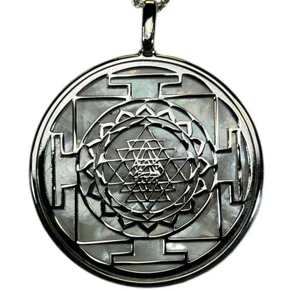 SRI YANTRA, CIONDOLO CON SFONDO IN MADREPERLA NATURALE.