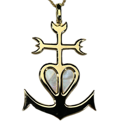 CROCE DELLA CAMARGUE, CON SFONDO IN MADREPERLA, CROCE GITANA CON ANCORA E CUORE.