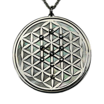 FIORE DELLA VITA, CIONDOLO CON SFONDO IN MADREPERLA NATURALE. GIOIELLO SPIRITUALE GEOMETRIE SACRE.